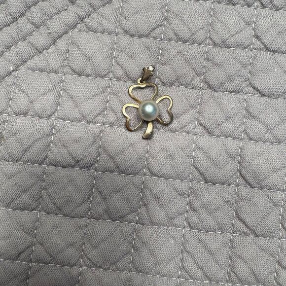 Gold Tone Shamrock Clover Pendant w Pearl Accent – Vintage Charm - Picture 3 of 5